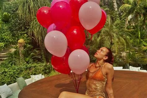 sexy pics of dua lipa|Dua Lipa Celebrates 29th Birthday with Balloons and New Bikini。